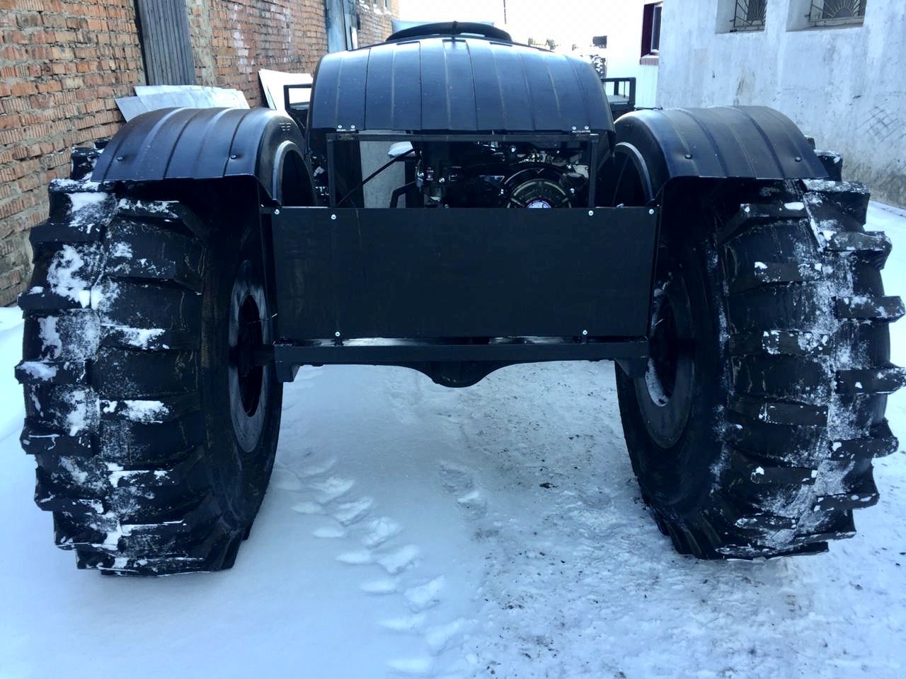 Вездеход ЗИС-5, вид сзади: широкие шины в снегу