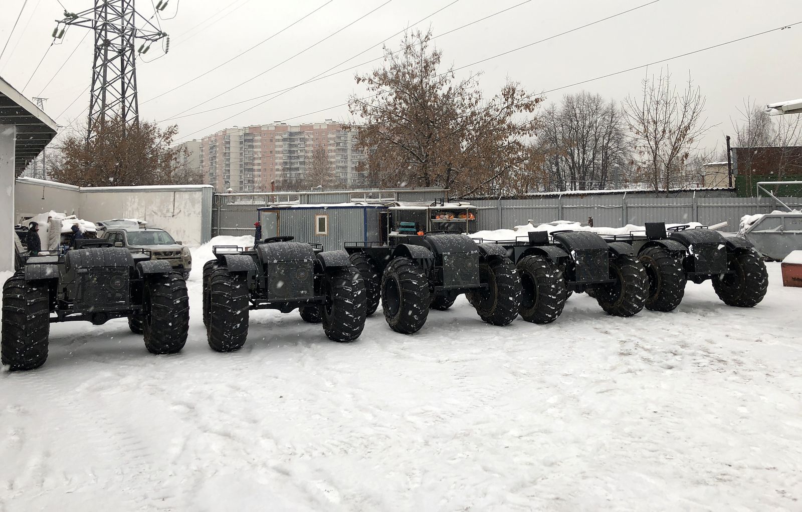 Несколько вездеходов ЗИС-5 в ряд на заснеженной площадке
