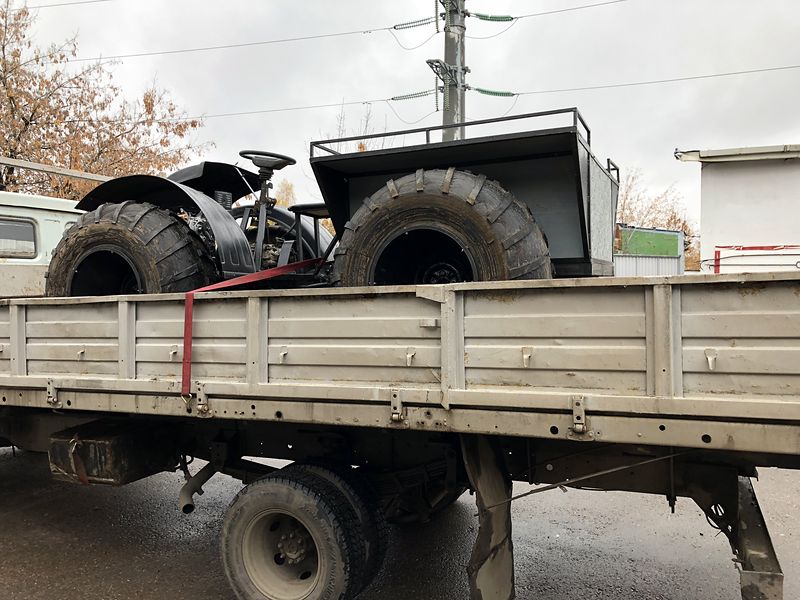 Вездеход ЗИС-5 в кузове грузовика при доставке